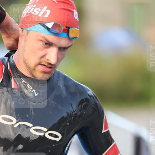 25.08.2024 - Elbe Triathlon Hamburg H.Heesch http://msf.ph/oto/6848112 25.08.2024 08:54:12 Schwimmen 207, 239 meine-sportfotos.de