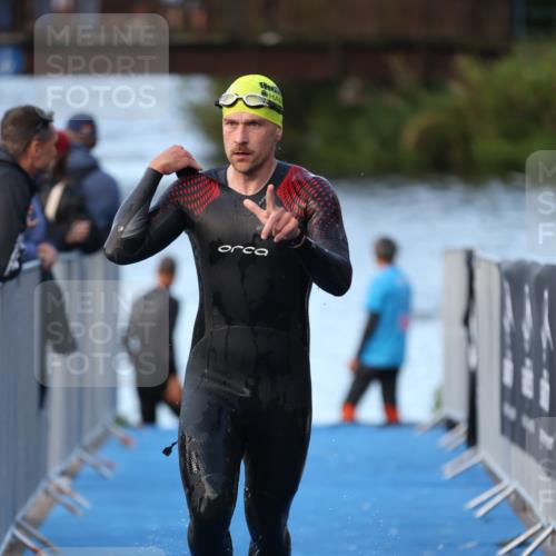 25.08.2024 - Elbe Triathlon Hamburg H.Heesch http://msf.ph/oto/6848136 25.08.2024 08:54:15 Schwimmen 207, 239 meine-sportfotos.de