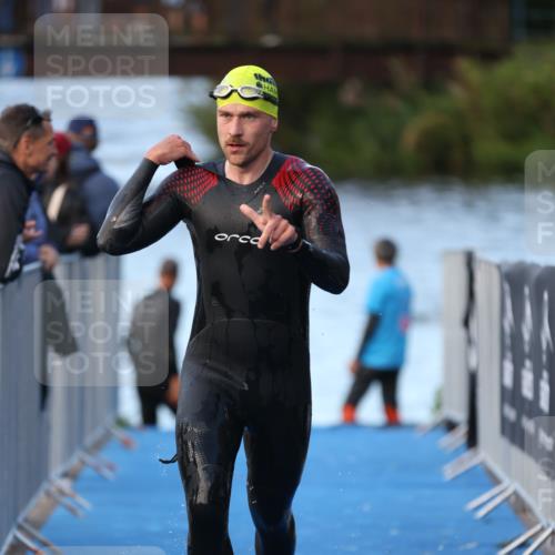 25.08.2024 - Elbe Triathlon Hamburg H.Heesch http://msf.ph/oto/6848142 25.08.2024 08:54:15 Schwimmen 207, 239 meine-sportfotos.de