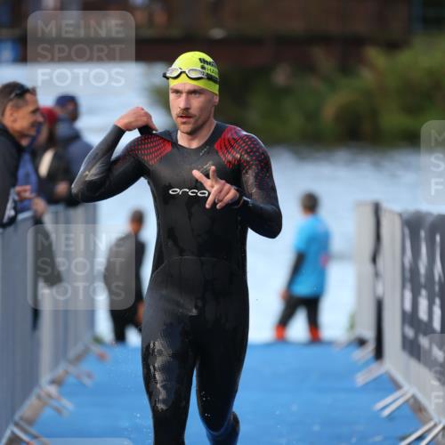 25.08.2024 - Elbe Triathlon Hamburg H.Heesch http://msf.ph/oto/6848149 25.08.2024 08:54:15 Schwimmen 207, 239 meine-sportfotos.de