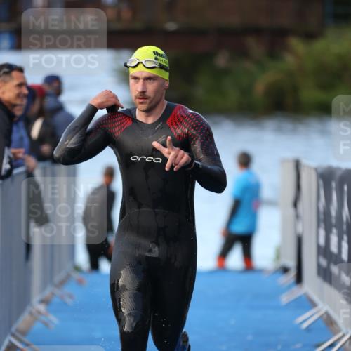25.08.2024 - Elbe Triathlon Hamburg H.Heesch http://msf.ph/oto/6848151 25.08.2024 08:54:16 Schwimmen 207, 239 meine-sportfotos.de