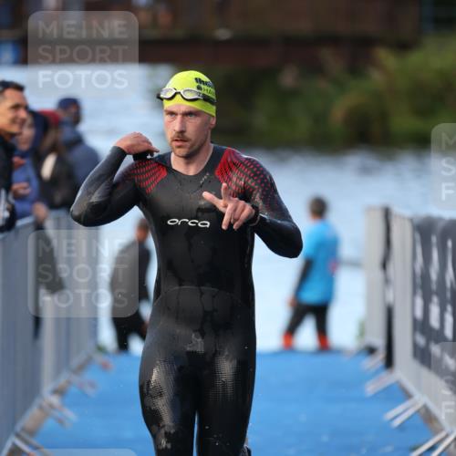 25.08.2024 - Elbe Triathlon Hamburg H.Heesch http://msf.ph/oto/6848153 25.08.2024 08:54:16 Schwimmen 207, 239 meine-sportfotos.de