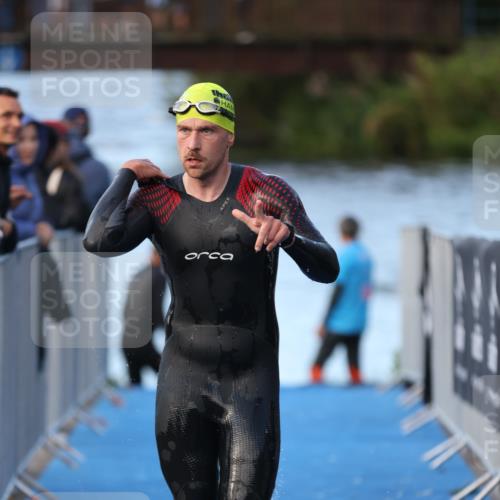 25.08.2024 - Elbe Triathlon Hamburg H.Heesch http://msf.ph/oto/6848158 25.08.2024 08:54:16 Schwimmen 207, 239 meine-sportfotos.de