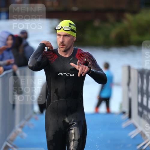 25.08.2024 - Elbe Triathlon Hamburg H.Heesch http://msf.ph/oto/6848161 25.08.2024 08:54:16 Schwimmen 207, 239 meine-sportfotos.de