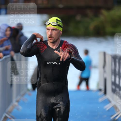 25.08.2024 - Elbe Triathlon Hamburg H.Heesch http://msf.ph/oto/6848166 25.08.2024 08:54:16 Schwimmen 207, 239 meine-sportfotos.de