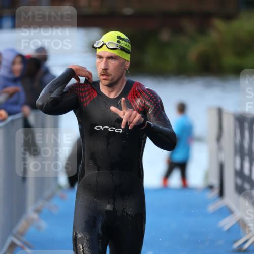 25.08.2024 - Elbe Triathlon Hamburg H.Heesch http://msf.ph/oto/6848169 25.08.2024 08:54:16 Schwimmen 207, 239 meine-sportfotos.de