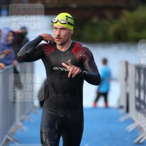 25.08.2024 - Elbe Triathlon Hamburg H.Heesch http://msf.ph/oto/6848173 25.08.2024 08:54:16 Schwimmen 207, 239 meine-sportfotos.de