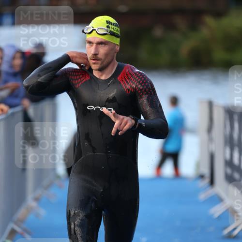 25.08.2024 - Elbe Triathlon Hamburg H.Heesch http://msf.ph/oto/6848179 25.08.2024 08:54:16 Schwimmen 207, 239 meine-sportfotos.de