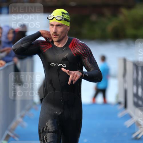 25.08.2024 - Elbe Triathlon Hamburg H.Heesch http://msf.ph/oto/6848184 25.08.2024 08:54:16 Schwimmen 207, 239 meine-sportfotos.de