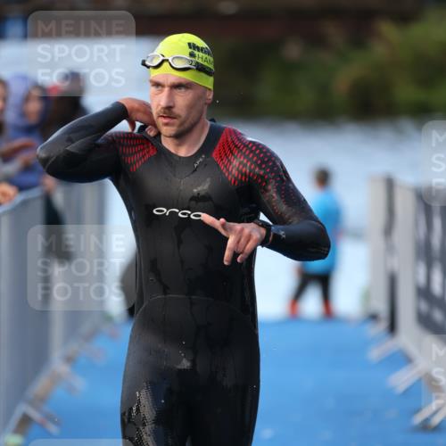 25.08.2024 - Elbe Triathlon Hamburg H.Heesch http://msf.ph/oto/6848195 25.08.2024 08:54:16 Schwimmen 207, 239 meine-sportfotos.de