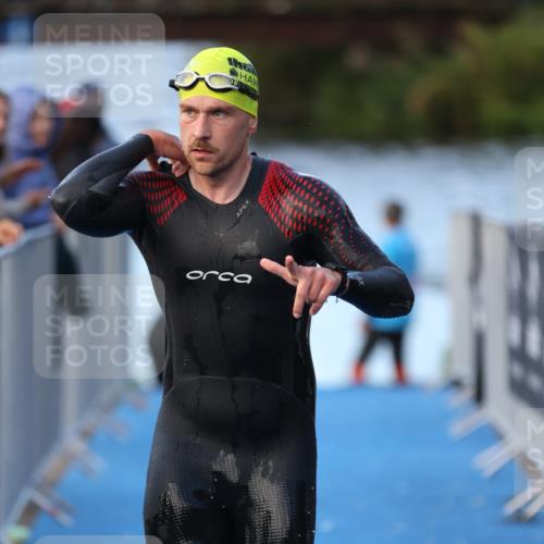 25.08.2024 - Elbe Triathlon Hamburg H.Heesch http://msf.ph/oto/6848199 25.08.2024 08:54:16 Schwimmen 207, 239 meine-sportfotos.de