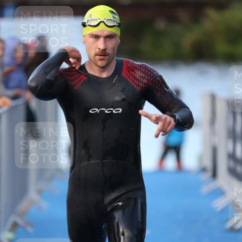 25.08.2024 - Elbe Triathlon Hamburg H.Heesch http://msf.ph/oto/6848213 25.08.2024 08:54:16 Schwimmen 207, 239 meine-sportfotos.de