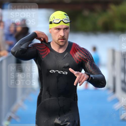 25.08.2024 - Elbe Triathlon Hamburg H.Heesch http://msf.ph/oto/6848228 25.08.2024 08:54:17 Schwimmen 207, 239 meine-sportfotos.de