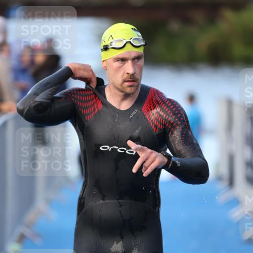 25.08.2024 - Elbe Triathlon Hamburg H.Heesch http://msf.ph/oto/6848236 25.08.2024 08:54:17 Schwimmen 207, 239 meine-sportfotos.de