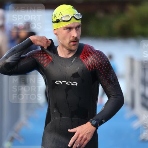 25.08.2024 - Elbe Triathlon Hamburg H.Heesch http://msf.ph/oto/6848260 25.08.2024 08:54:17 Schwimmen 207, 239 meine-sportfotos.de