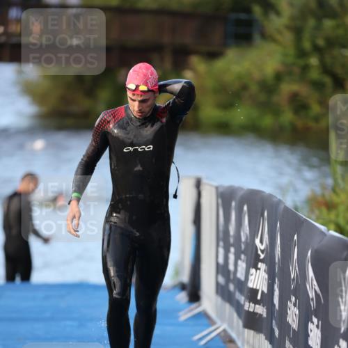 25.08.2024 - Elbe Triathlon Hamburg H.Heesch http://msf.ph/oto/6848267 25.08.2024 08:54:35 Schwimmen 229, 257 meine-sportfotos.de