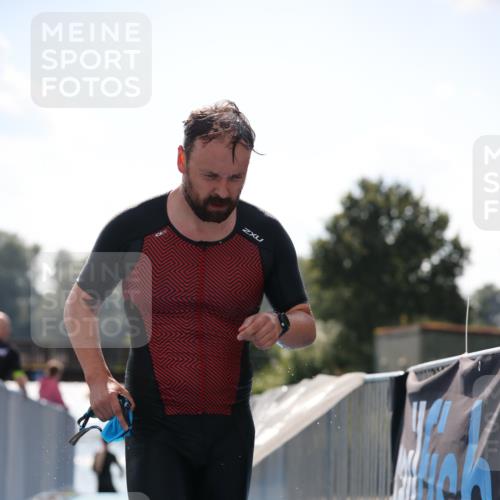 25.08.2024 - Elbe Triathlon Hamburg H.Heesch http://msf.ph/oto/6848270 25.08.2024 15:08:43 Schwimmen  meine-sportfotos.de