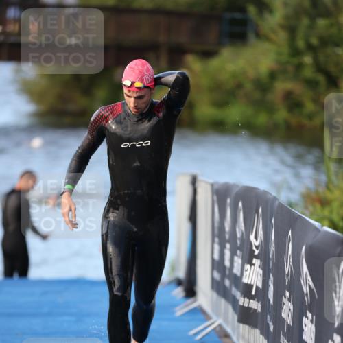 25.08.2024 - Elbe Triathlon Hamburg H.Heesch http://msf.ph/oto/6848273 25.08.2024 08:54:35 Schwimmen 229, 257 meine-sportfotos.de