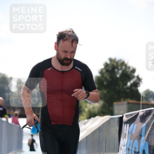 25.08.2024 - Elbe Triathlon Hamburg H.Heesch http://msf.ph/oto/6848276 25.08.2024 15:08:43 Schwimmen  meine-sportfotos.de