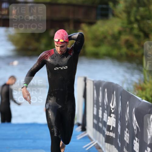 25.08.2024 - Elbe Triathlon Hamburg H.Heesch http://msf.ph/oto/6848285 25.08.2024 08:54:35 Schwimmen 229, 257 meine-sportfotos.de
