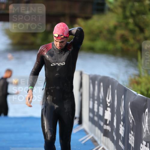 25.08.2024 - Elbe Triathlon Hamburg H.Heesch http://msf.ph/oto/6848292 25.08.2024 08:54:35 Schwimmen 229, 257 meine-sportfotos.de