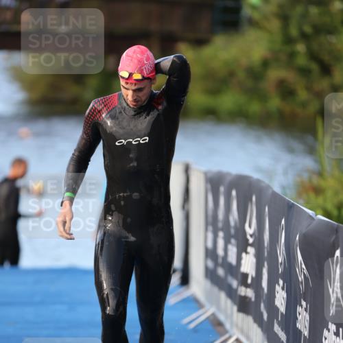 25.08.2024 - Elbe Triathlon Hamburg H.Heesch http://msf.ph/oto/6848299 25.08.2024 08:54:35 Schwimmen 229, 257 meine-sportfotos.de
