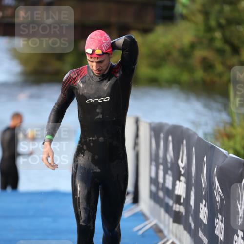 25.08.2024 - Elbe Triathlon Hamburg H.Heesch http://msf.ph/oto/6848306 25.08.2024 08:54:35 Schwimmen 229, 257 meine-sportfotos.de