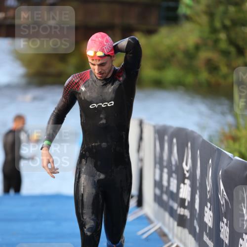 25.08.2024 - Elbe Triathlon Hamburg H.Heesch http://msf.ph/oto/6848315 25.08.2024 08:54:35 Schwimmen 229, 257 meine-sportfotos.de