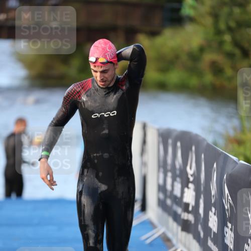 25.08.2024 - Elbe Triathlon Hamburg H.Heesch http://msf.ph/oto/6848320 25.08.2024 08:54:35 Schwimmen 229, 257 meine-sportfotos.de