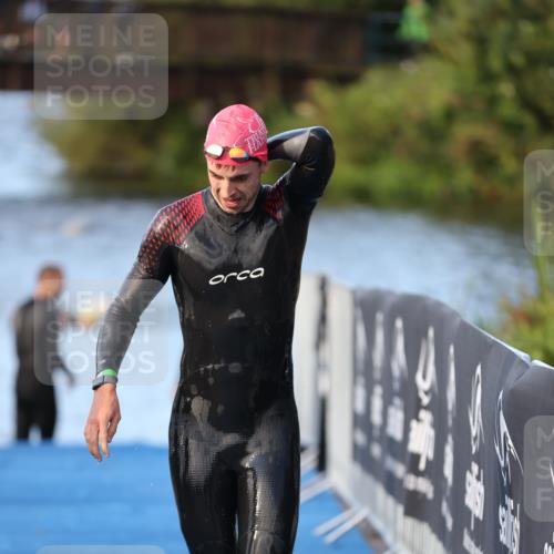 25.08.2024 - Elbe Triathlon Hamburg H.Heesch http://msf.ph/oto/6848337 25.08.2024 08:54:35 Schwimmen 229, 257 meine-sportfotos.de