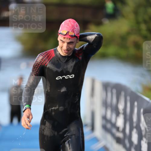 25.08.2024 - Elbe Triathlon Hamburg H.Heesch http://msf.ph/oto/6848345 25.08.2024 08:54:36 Schwimmen 229, 257 meine-sportfotos.de