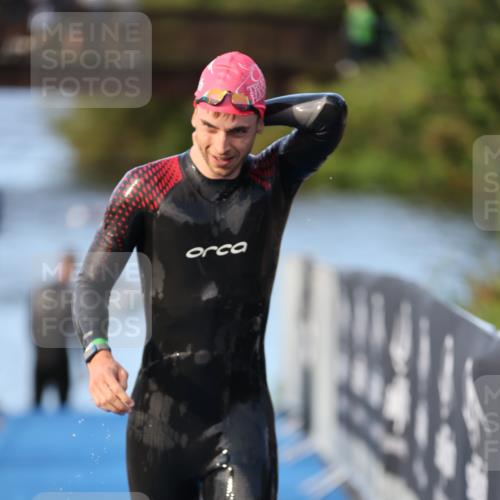 25.08.2024 - Elbe Triathlon Hamburg H.Heesch http://msf.ph/oto/6848352 25.08.2024 08:54:36 Schwimmen 229, 257 meine-sportfotos.de