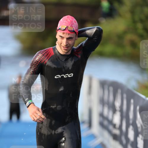 25.08.2024 - Elbe Triathlon Hamburg H.Heesch http://msf.ph/oto/6848359 25.08.2024 08:54:36 Schwimmen 229, 257 meine-sportfotos.de