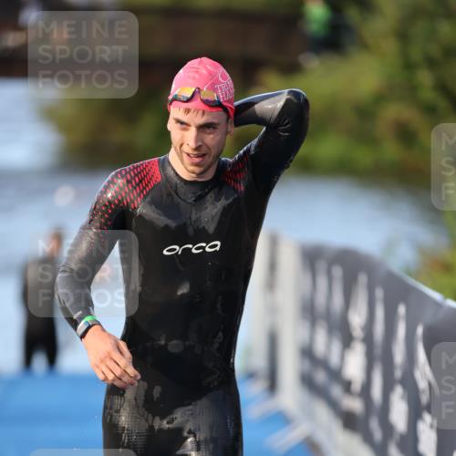 25.08.2024 - Elbe Triathlon Hamburg H.Heesch http://msf.ph/oto/6848363 25.08.2024 08:54:36 Schwimmen 229, 257 meine-sportfotos.de
