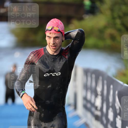 25.08.2024 - Elbe Triathlon Hamburg H.Heesch http://msf.ph/oto/6848367 25.08.2024 08:54:36 Schwimmen 229, 257 meine-sportfotos.de