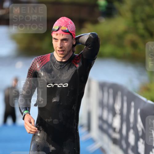 25.08.2024 - Elbe Triathlon Hamburg H.Heesch http://msf.ph/oto/6848383 25.08.2024 08:54:37 Schwimmen 229, 257 meine-sportfotos.de