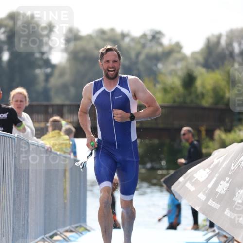 25.08.2024 - Elbe Triathlon Hamburg H.Heesch http://msf.ph/oto/6848387 25.08.2024 15:09:13 Schwimmen  meine-sportfotos.de