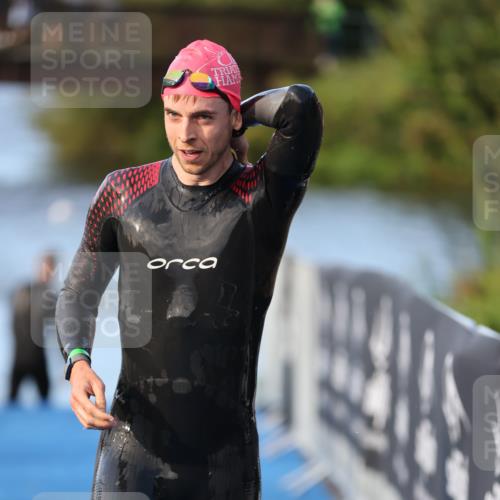 25.08.2024 - Elbe Triathlon Hamburg H.Heesch http://msf.ph/oto/6848388 25.08.2024 08:54:37 Schwimmen 229, 257 meine-sportfotos.de
