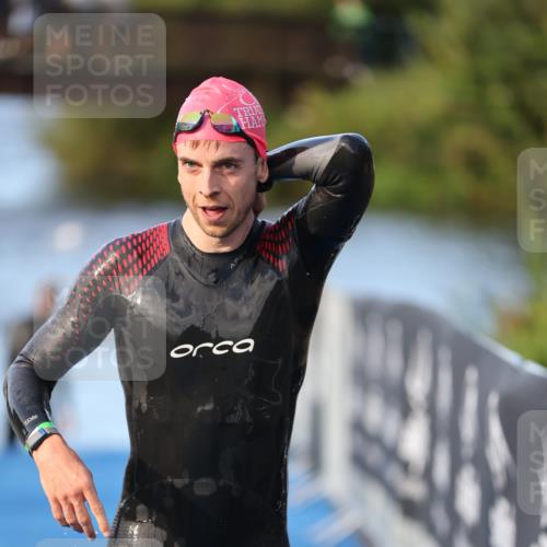 25.08.2024 - Elbe Triathlon Hamburg H.Heesch http://msf.ph/oto/6848394 25.08.2024 08:54:37 Schwimmen 229, 257 meine-sportfotos.de