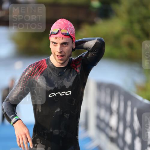 25.08.2024 - Elbe Triathlon Hamburg H.Heesch http://msf.ph/oto/6848399 25.08.2024 08:54:37 Schwimmen 229, 257 meine-sportfotos.de