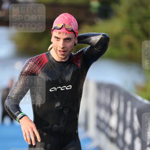 25.08.2024 - Elbe Triathlon Hamburg H.Heesch http://msf.ph/oto/6848407 25.08.2024 08:54:37 Schwimmen 229, 257 meine-sportfotos.de