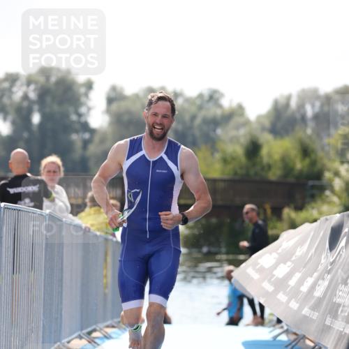25.08.2024 - Elbe Triathlon Hamburg H.Heesch http://msf.ph/oto/6848412 25.08.2024 15:09:13 Schwimmen  meine-sportfotos.de