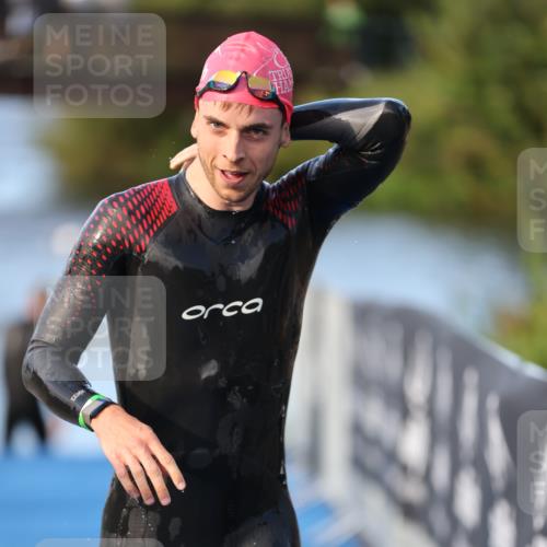 25.08.2024 - Elbe Triathlon Hamburg H.Heesch http://msf.ph/oto/6848414 25.08.2024 08:54:37 Schwimmen 229, 257 meine-sportfotos.de