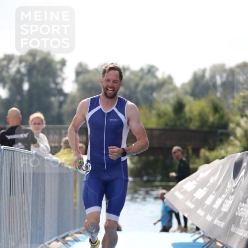 25.08.2024 - Elbe Triathlon Hamburg H.Heesch http://msf.ph/oto/6848419 25.08.2024 15:09:13 Schwimmen  meine-sportfotos.de