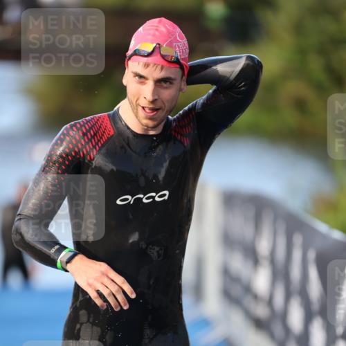 25.08.2024 - Elbe Triathlon Hamburg H.Heesch http://msf.ph/oto/6848420 25.08.2024 08:54:37 Schwimmen 229, 257 meine-sportfotos.de