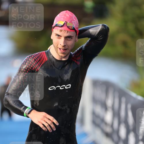 25.08.2024 - Elbe Triathlon Hamburg H.Heesch http://msf.ph/oto/6848424 25.08.2024 08:54:37 Schwimmen 229, 257 meine-sportfotos.de