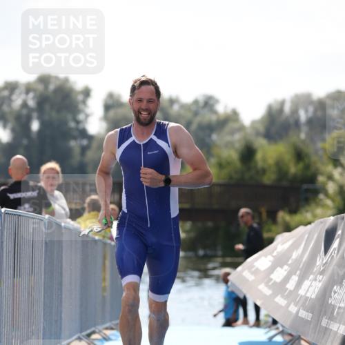 25.08.2024 - Elbe Triathlon Hamburg H.Heesch http://msf.ph/oto/6848430 25.08.2024 15:09:13 Schwimmen  meine-sportfotos.de