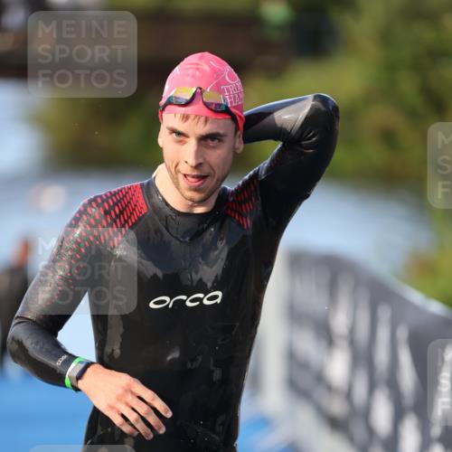 25.08.2024 - Elbe Triathlon Hamburg H.Heesch http://msf.ph/oto/6848434 25.08.2024 08:54:37 Schwimmen 229, 257 meine-sportfotos.de