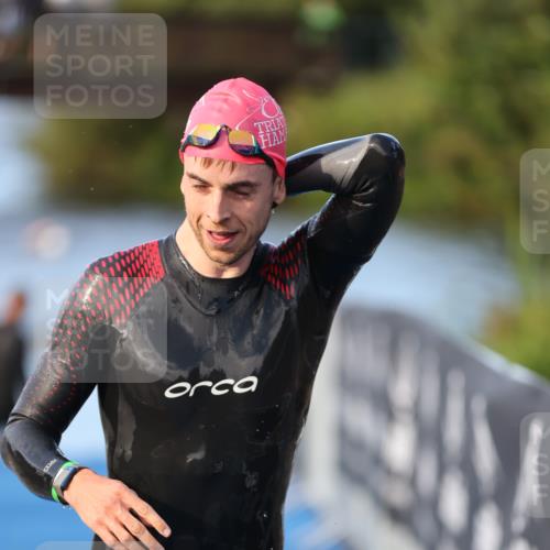 25.08.2024 - Elbe Triathlon Hamburg H.Heesch http://msf.ph/oto/6848442 25.08.2024 08:54:37 Schwimmen 229, 257 meine-sportfotos.de