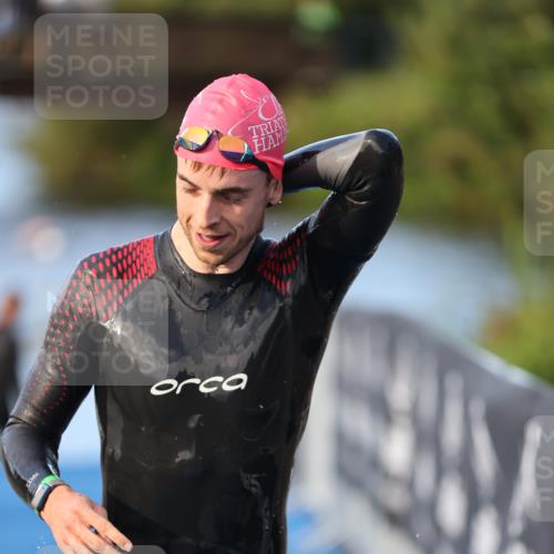 25.08.2024 - Elbe Triathlon Hamburg H.Heesch http://msf.ph/oto/6848447 25.08.2024 08:54:37 Schwimmen 229, 257 meine-sportfotos.de